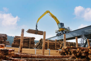 SENNEBOGEN 835 E material handler on a gantry in operation at the GELO Timber sawmill in Wunsiedel, Germany