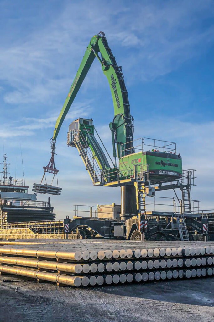 The SENNEBOGEN 870 M E with a bird’s eye view of the entire dock and its operations.
