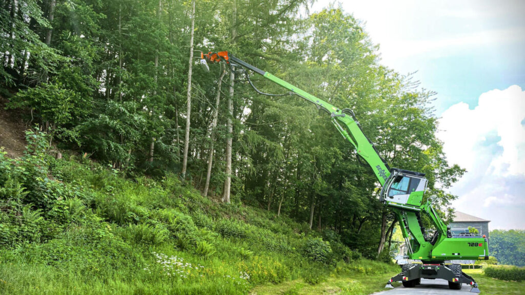 With a range of up to 69 ft (21 m) and a wide selection of attachments, the SENNEBOGEN 728 E tree care handler is particularly suitable for maintaining trees along roads and paths.