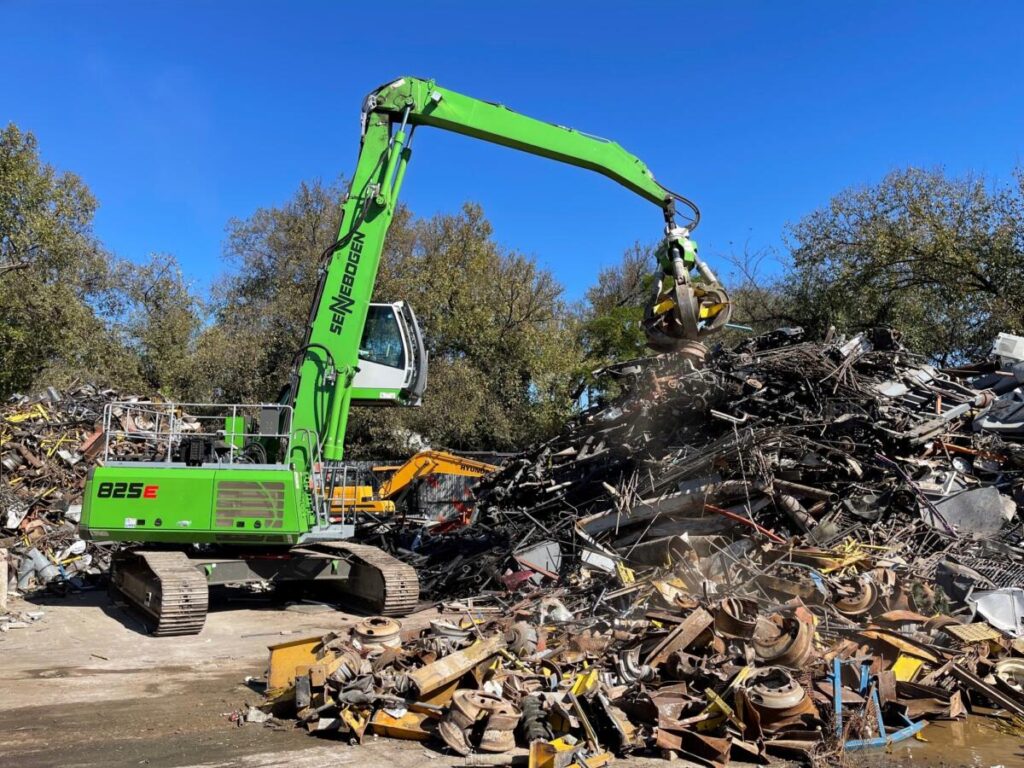 With the cab raised, the operator has a clear view and can work the top of the pile