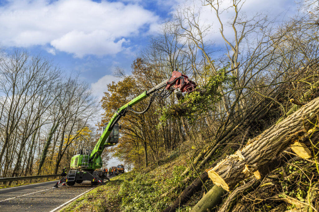 42 ft. (13 m) reach speaks for itself: 718 E is ideal for use along country roads