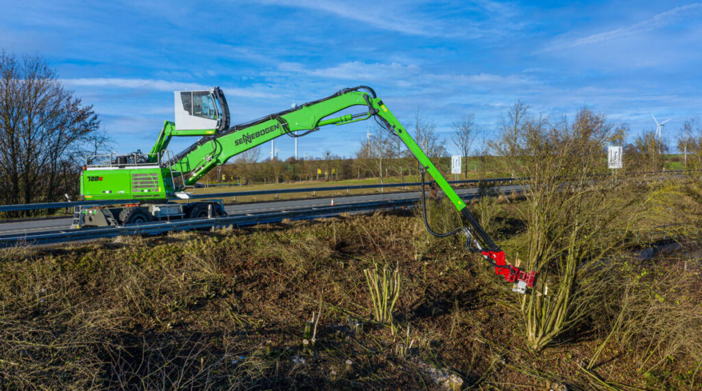 Safe, precise work instead of dangerous, personnel-intensive tree felling. The SENNEBOGEN 728 E is the efficient and safe alternative to manual tree maintenance along the traffic routes and in problem tree felling.