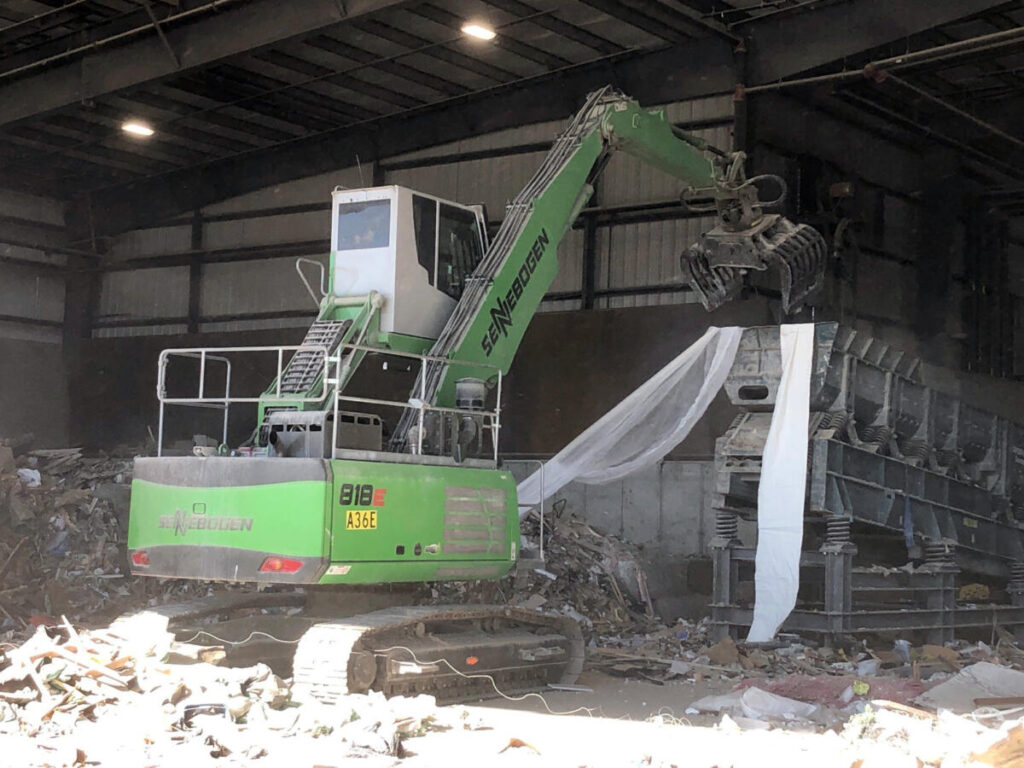 With the cab in the raised position, the operator has a clear view of the shaker table.