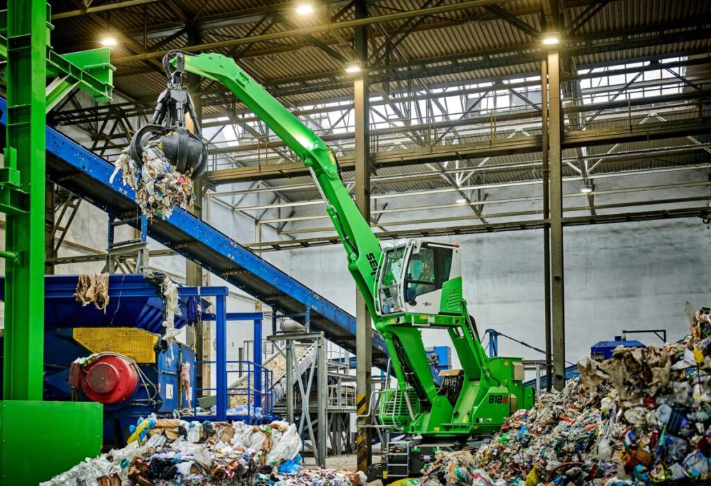 The 818 M electrically powered material handler feeding the RDF plant.