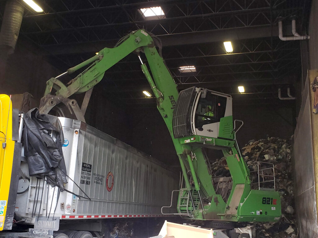 With the raised cab, the operator has a perfect view of the trailer being loaded and can balance the load from front to back.
