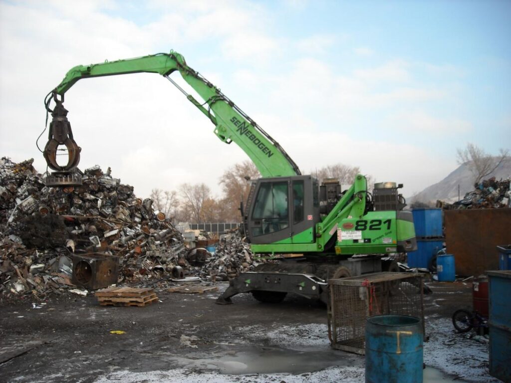 The 821 easily reaches into the pile.