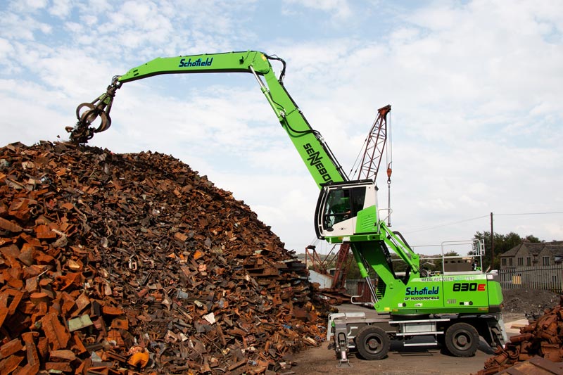The mountains of scrap metal near Huddersfield continue to grow in height. Thanks to the 56 ft. (17 m) reach of the new SENNEBOGEN 830 E.