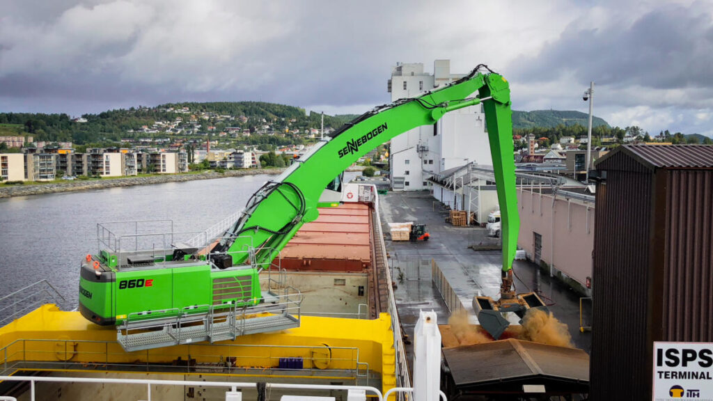 Ship mounted version on an integrated trolley over the loading area of the cargo vessel “Kjervaagsund”