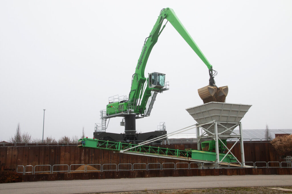 This 870 E Hybrid has a reach of up to 88.5 ft. (27 m) and the SENNEBOGEN Energy Recovery System.