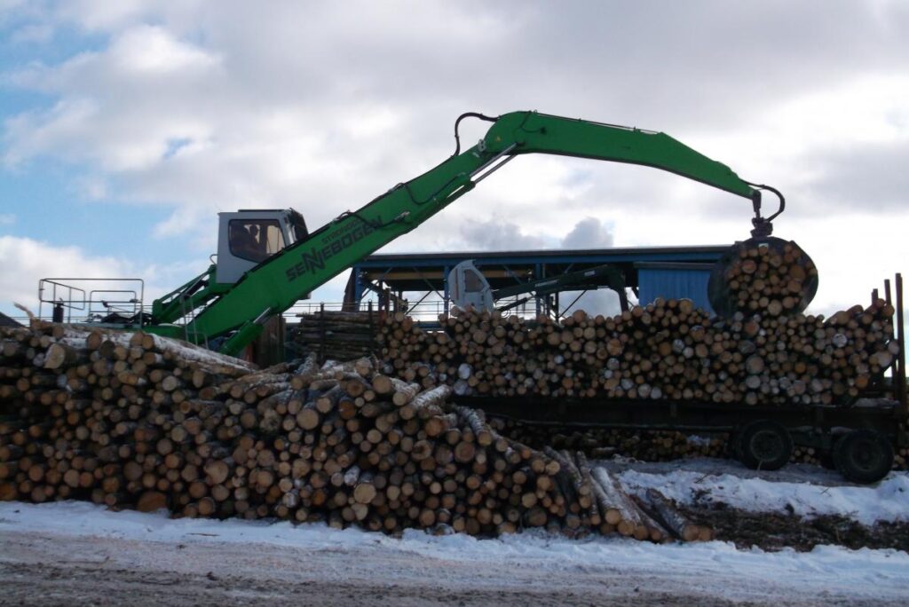 A Strongco 830 M-T at work.
