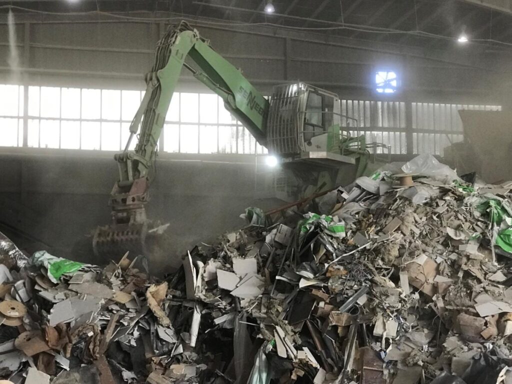 Equipped with tracks, the operator can safely get to the top of the pile and with the cab raised, has a clear field of vision.