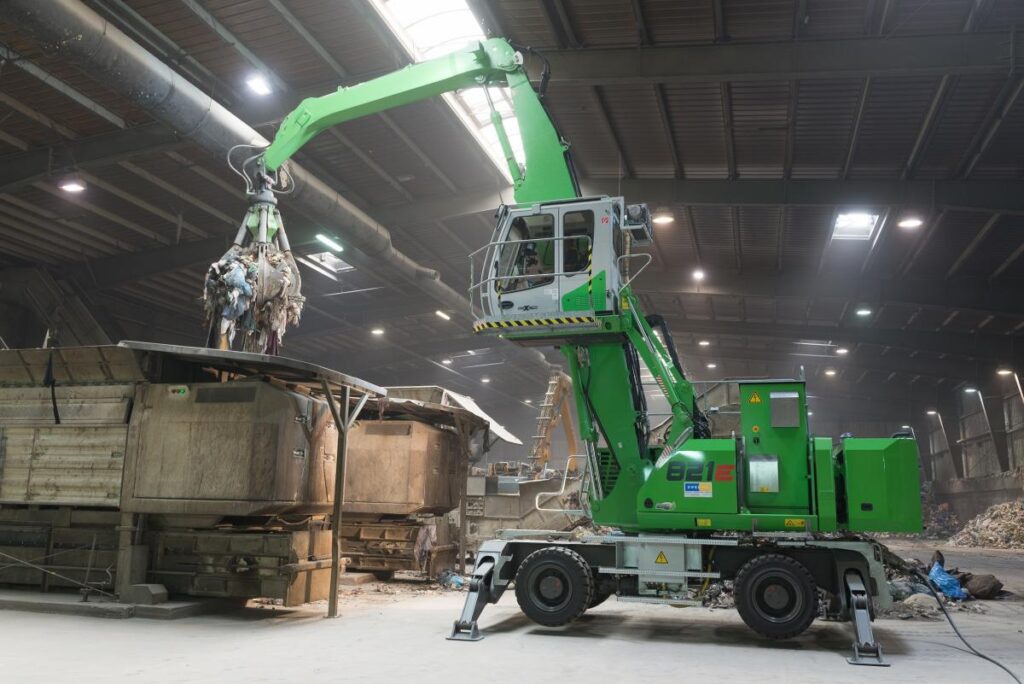 SENNEBOGEN’s new 821 Mobile Electric material handler combines an energy-saving electric drive with extreme flexibility and mobility. A diesel Powerpack in the rear ballast supplies power to the electric motor when the 821 is disengaged from its electrical cable to travel independently.