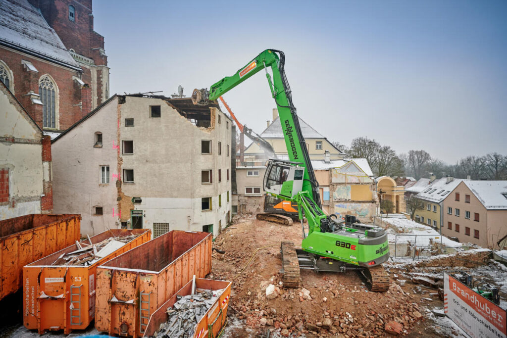 SENNEBOGEN 830 R-HDD in 360° mode: gripping, removing, crushing, sorting into containers – all this is possible without repositioning the machine.