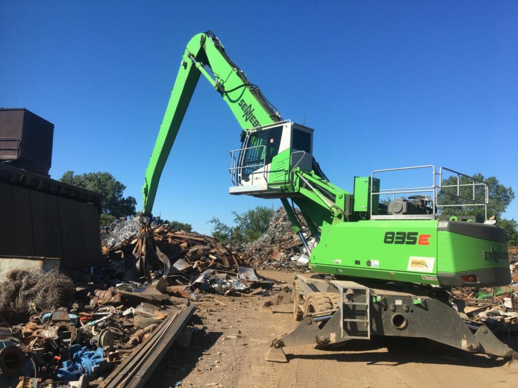 The hydraulically raised Maxcab gives the operator a perfect view of his area