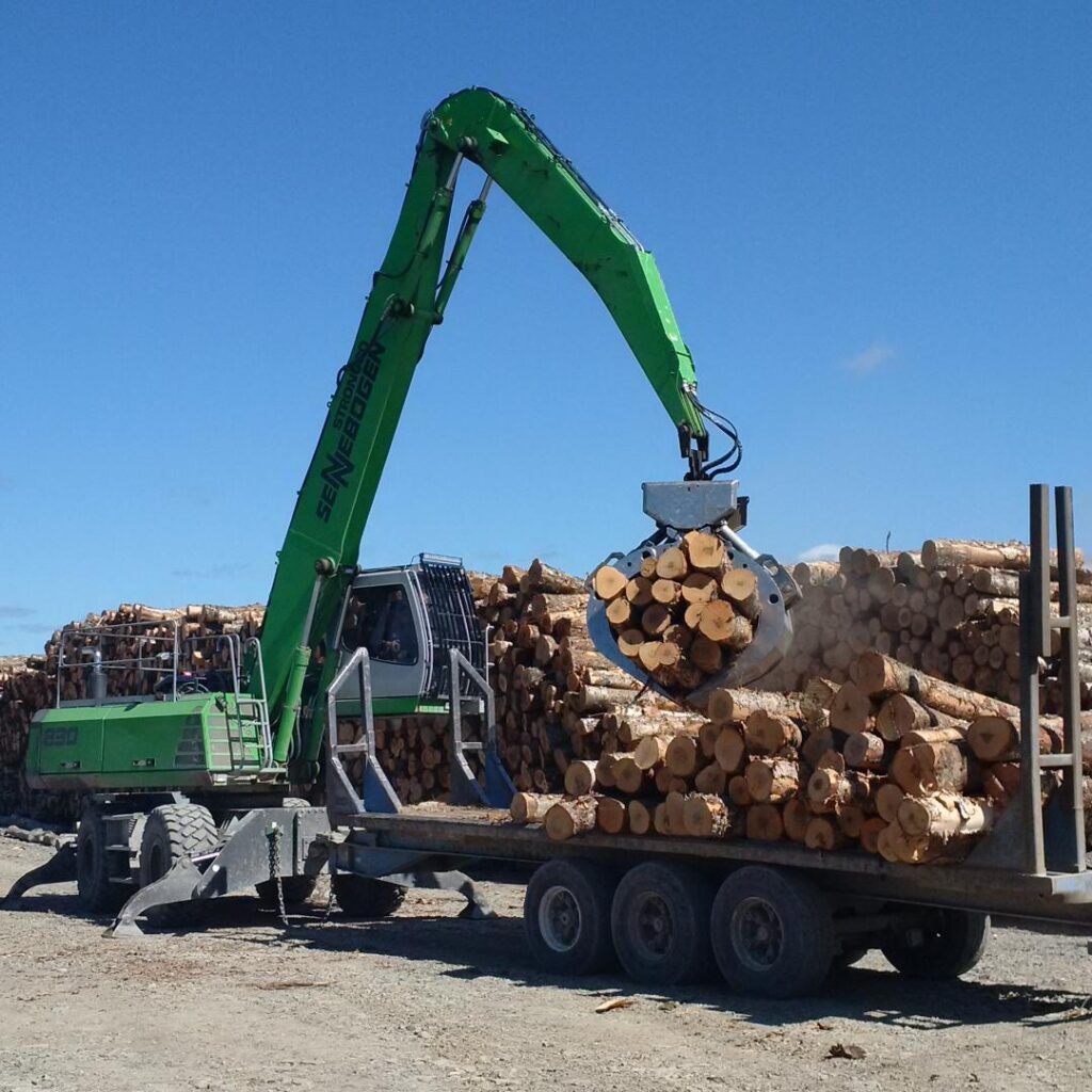 The SENNEBOGEN 830 M-T quickly fills a 36 ft. trailer with 40 tons of hardwood then pulls the load to the mill, powered by a purpose-built undercarriage driven with transmissions on each axle.