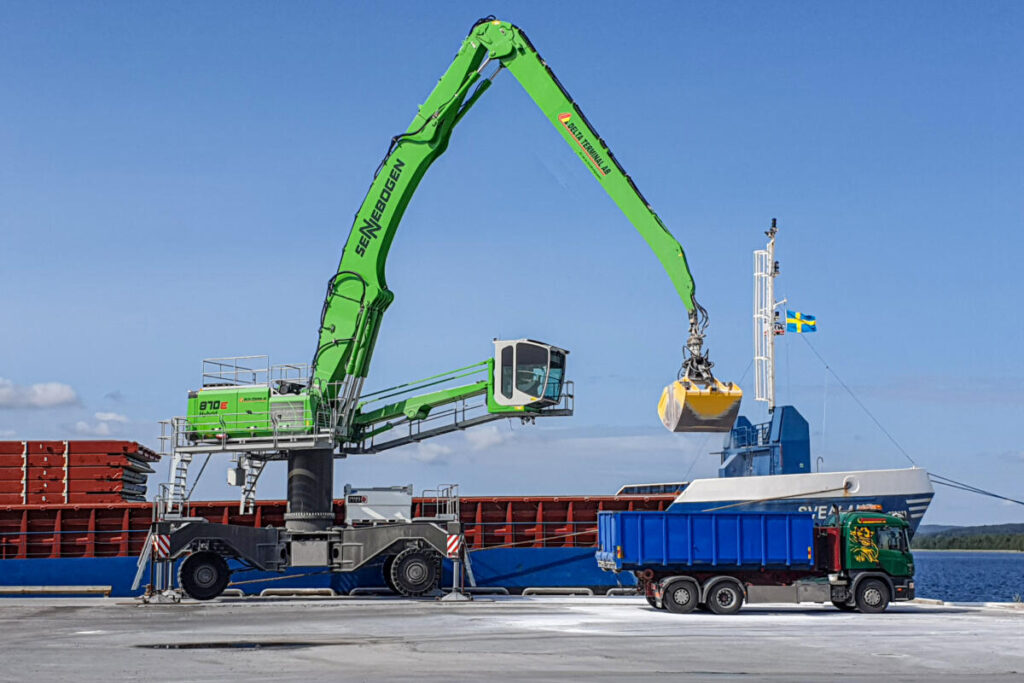 Perfect view of the ship’s hull and the truck’s loading area: Delta Terminals operators work at a viewing height of 36 ft. (11 m) thanks to the liftable, large-capacity Mastercab.
