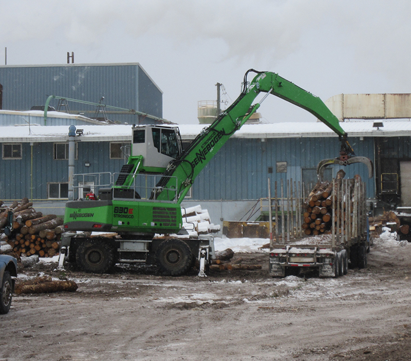 The long reach of the SENNEBOGEN 830 M-T and the 360º swing capability and grapple rotation lets the operator position his machine where it minimizes the movement and maximizes the productivity.