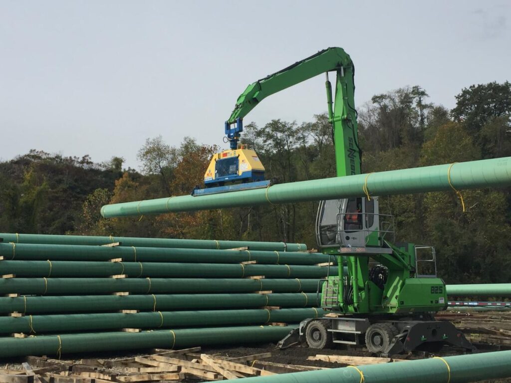 Pe Ben found that its purpose-built 825 M pipe handler can match the long reach and lift capacity of excavators twice its size.
