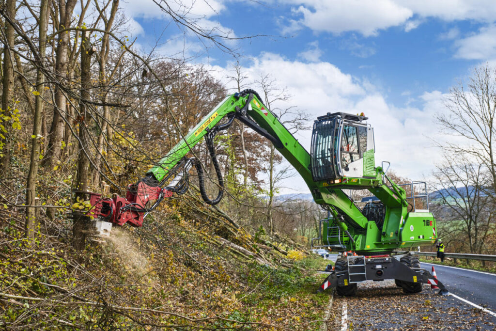 718 E grips, saws and lays down logs in a controlled manner