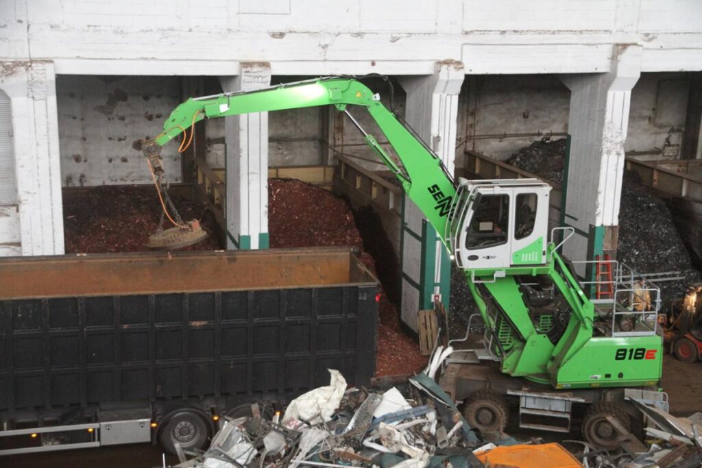 The new 818 is available with tracks or on wheels. This right-sized unit is ideal for scrap, log yard, and transfer station applications.