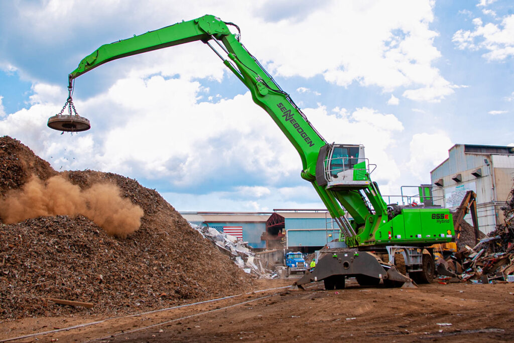 Newest SENNEBOGEN 855 at work equipped with magnet.