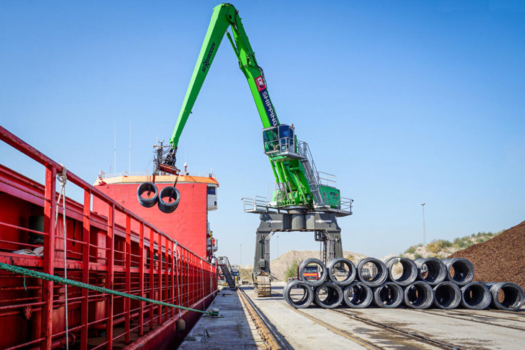 Cost reduction on a grand scale. The SENNEBOGEN 870 can unload up to 160 steel wire coils per hour, getting ships out faster.