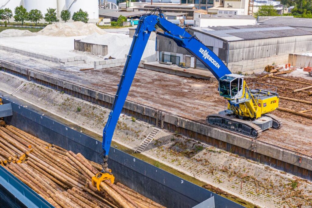 Versatile use of the 870 hybrid with the quick coupler on the stick is enhanced by the economical operation of SENNEBOGEN’s Green Hybrid System.