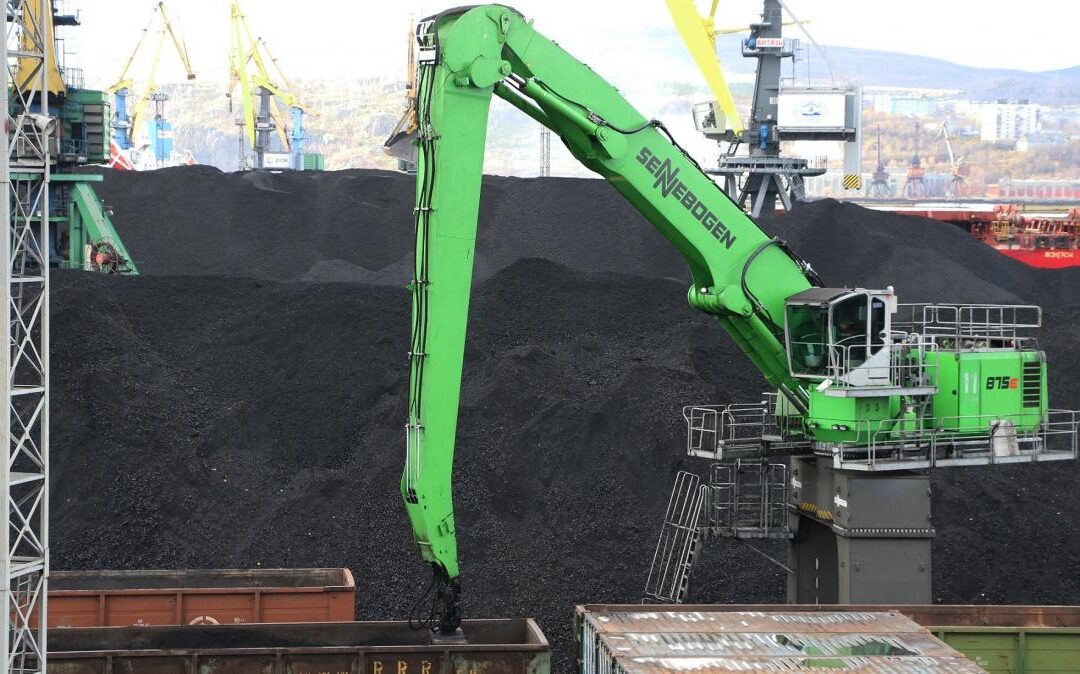 SENNEBOGEN 875 Crawler Portal Keeps Coal Flowing At Historic Arctic Port