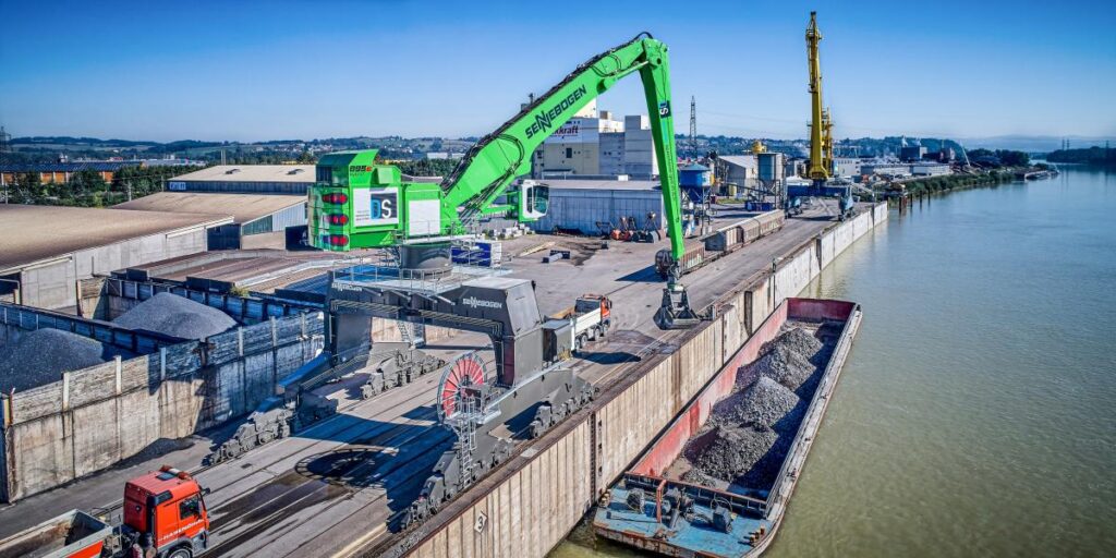 The Green Hybrid system, with 2 re-capture cylinders, makes the largest material handler in the world more efficient during operation.
