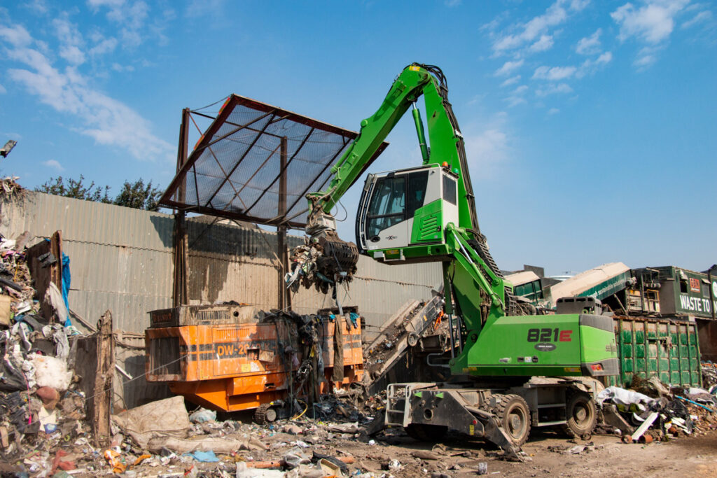 With its 75 ft. (23 m) reach and lifting cab, the operator has a perfect view.