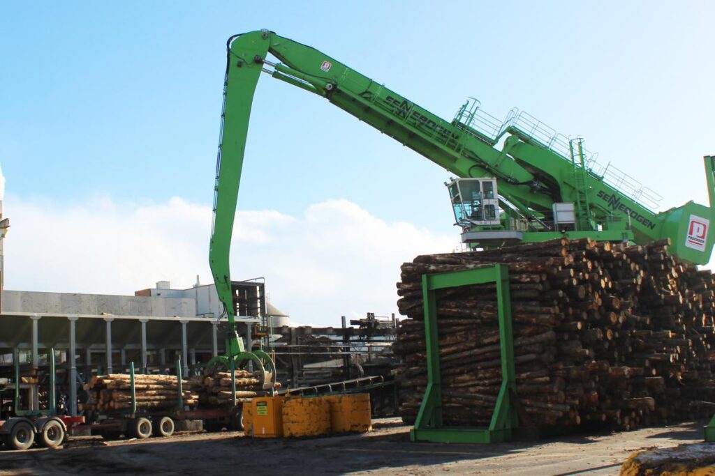 A total of four SENNEBOGEN material handlers, including two with a trailer, are working for Pedersen Group in the Australian Tasman sawmill. From the smallest SENNEBOGEN Model, the 818 to the largest of machines, the 880 EQ.