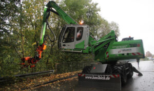Hälbich Dienstleistungs GmbH uses a SENNEBOGEN 718 E-series with Westtech Woodcracker cutter head to clear embankments along autobahn A8.