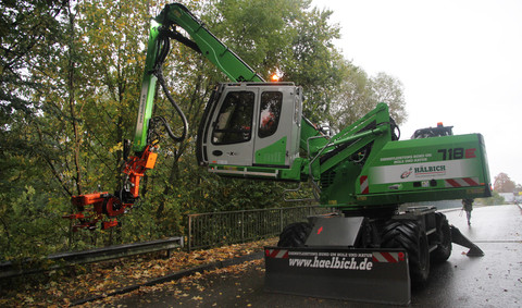 Hälbich Dienstleistungs GmbH uses a SENNEBOGEN 718 E-series with Westtech Woodcracker cutter head to clear embankments along autobahn A8.