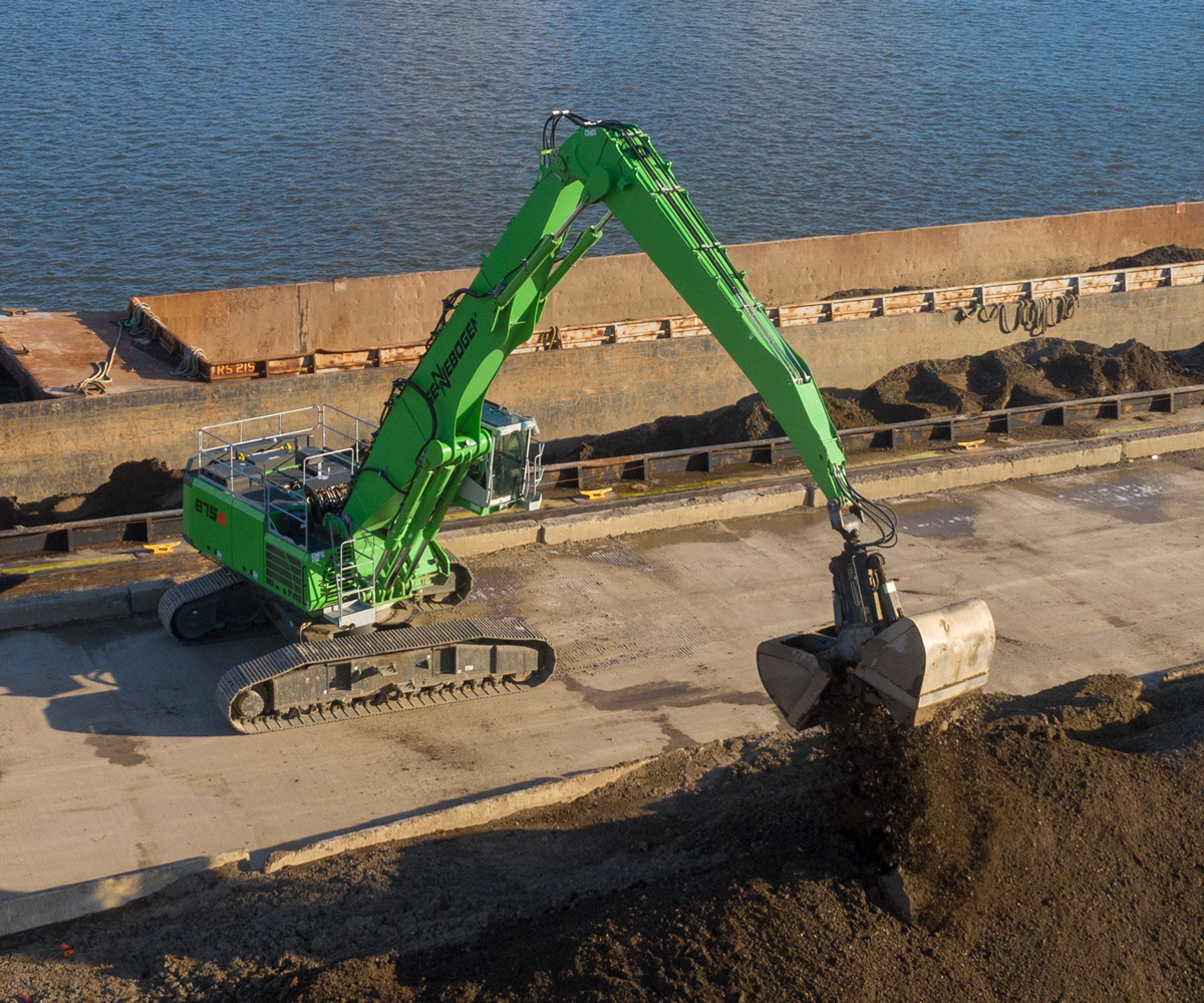 875-barge-unloading